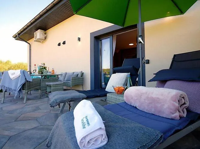 Comfortable Homes With Terraces, بيت للعطل ملنك